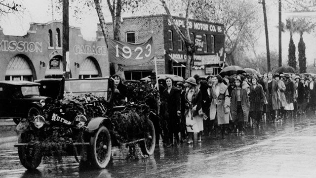 parade float with 1923 graduates